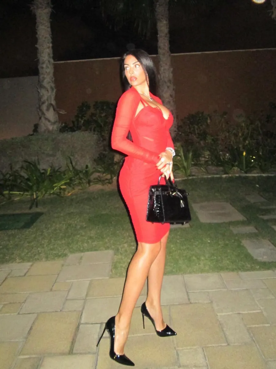 Georgina Rodríguez eleva elegância com vestido vermelho