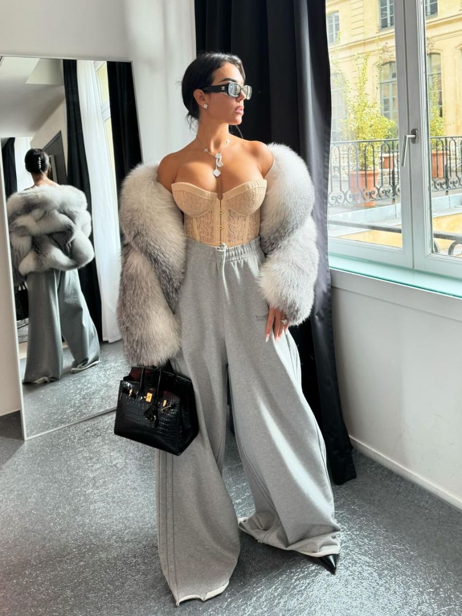Georgina Rodríguez posou com um look ousado durante a Semana de Moda de Paris