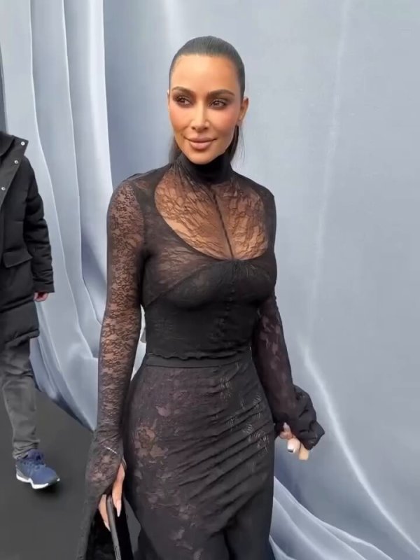 Kim Kardashian conquistou a Semana de Moda de Paris, incorporando o fascínio atemporal de Morticia Addams